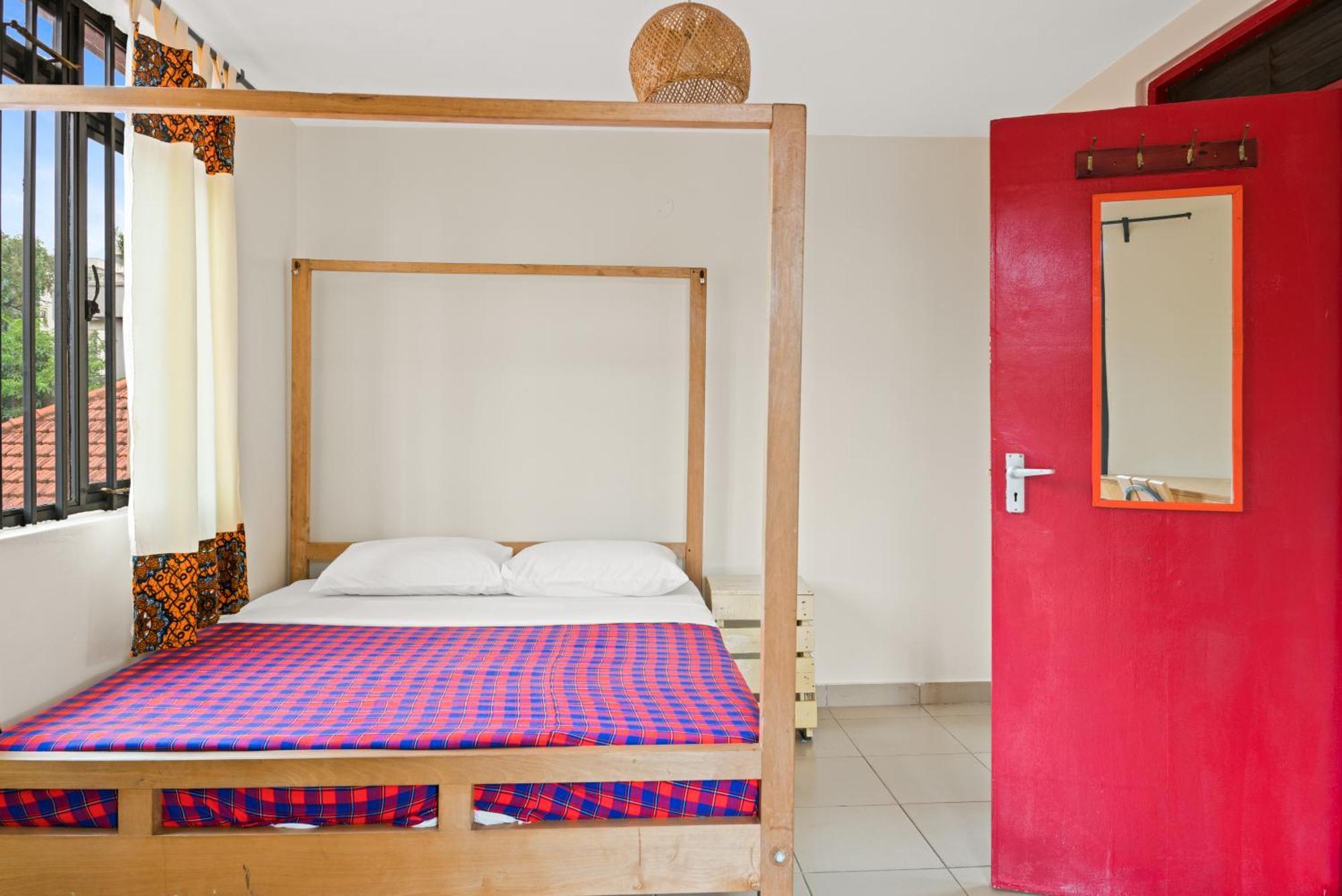 Bushpig Backpackers Hostel Kampala Bagian luar foto