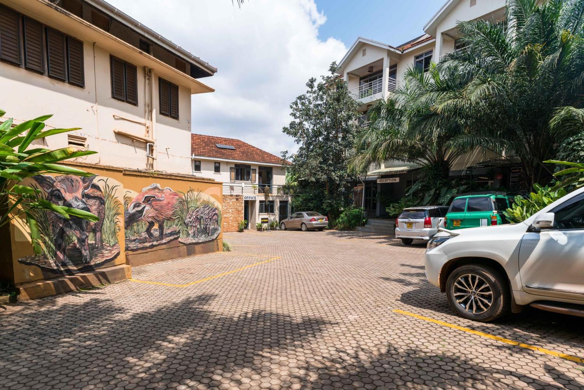 Bushpig Backpackers Hostel Kampala Bagian luar foto