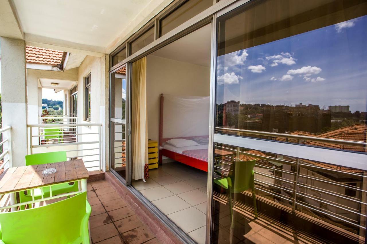 Bushpig Backpackers Hostel Kampala Bagian luar foto