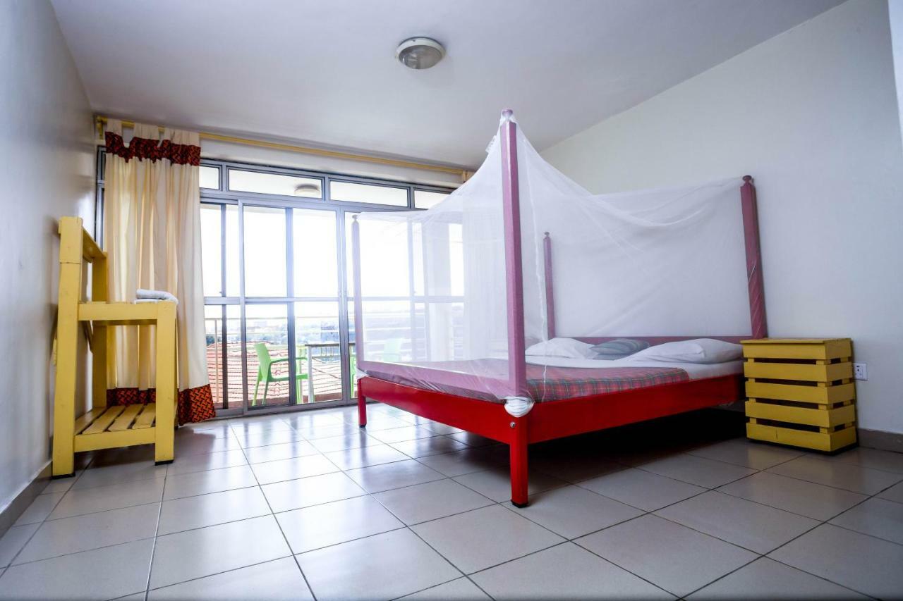 Bushpig Backpackers Hostel Kampala Bagian luar foto